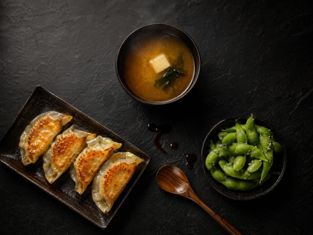 Vorspeisen: Gyoza, Misosuppe und Edamame
